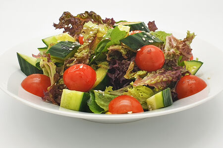 Салат из свежих огурцов и томатов