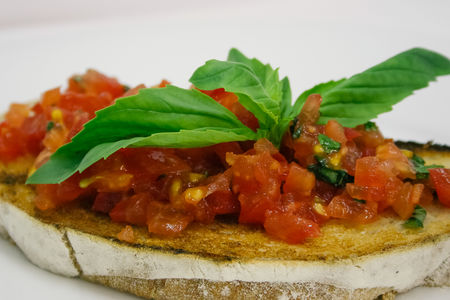 Брускетта с помидорами и базиликом