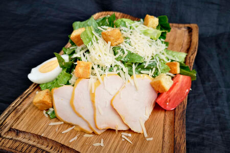Салат Цезарь с курицей