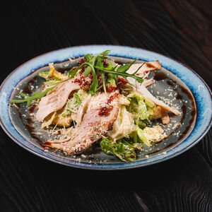 Салат Цезарь с индейкой