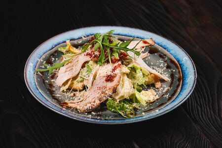 Салат Цезарь с индейкой