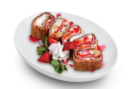 Сладкий ролл из ванильного теста с фруктовой начинкой и сиропом