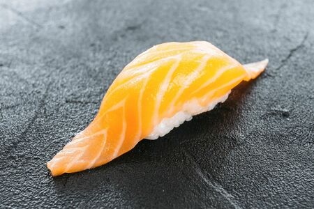 Суши с лососем