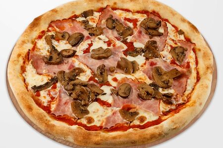 Пицца с грибами и ветчиной