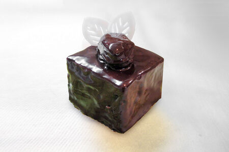 Пирожное Слива в шоколаде