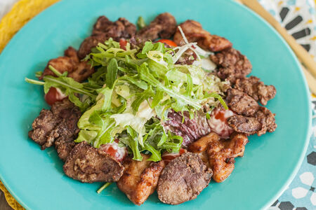 Листья салата с обжаренной курицей и потрошками