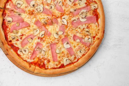 Пицца с ветчиной и грибами