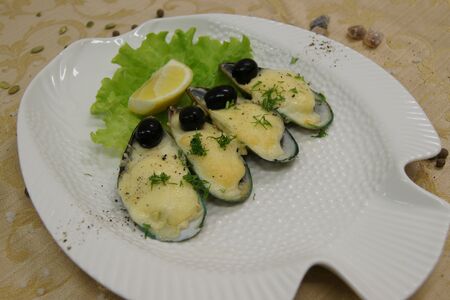 Голубые мидии запеченные с сыром, лимоном и зеленью