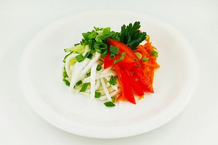 Салат овощной с дайконом