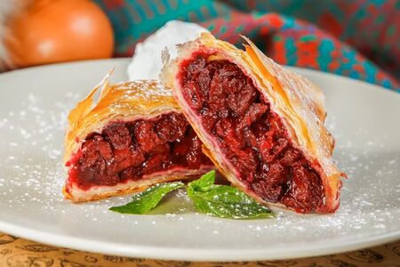 Штрудель с вишней