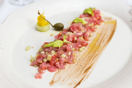 Тартар из тунца с сельдереем и фенхелем