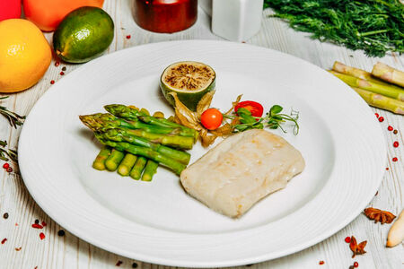 Филе палтуса со спаржей