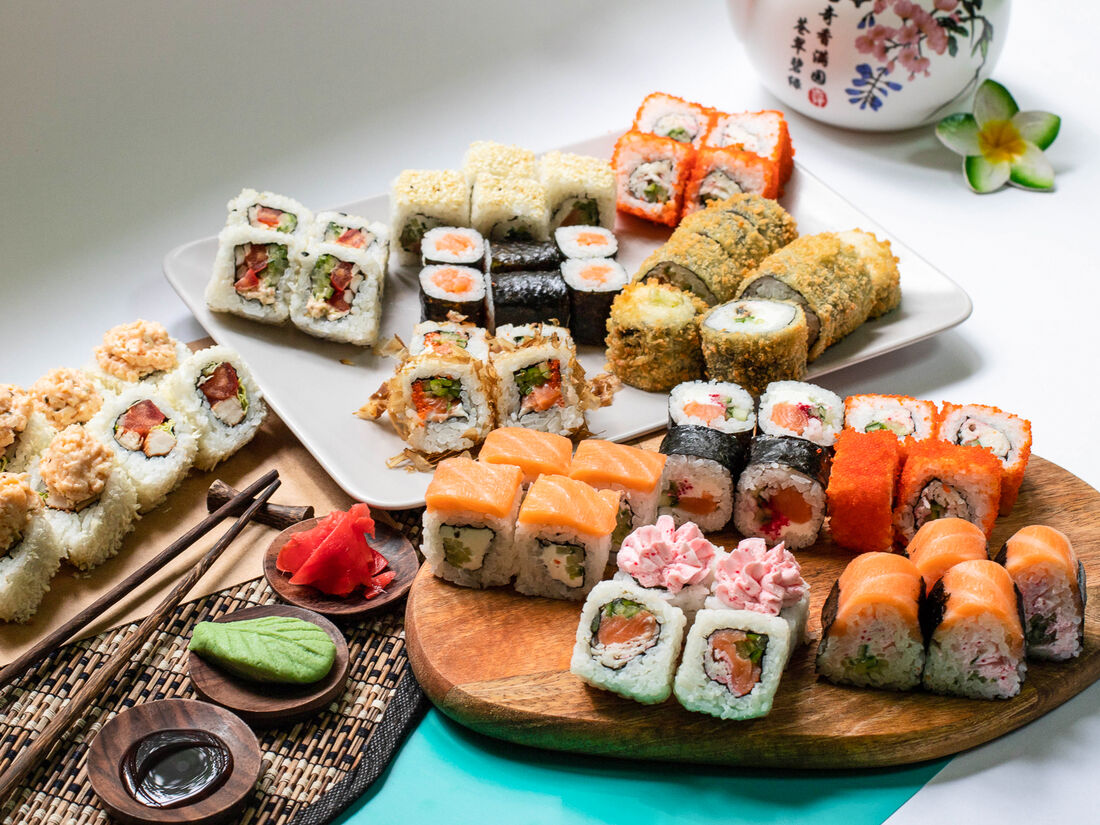 Sushi новосибирска. Роллы Новосибирск. Японский домик суши. Роллы сет темпура. Сет суш японский домик.