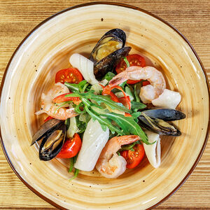 Теплый салат с морепродуктами