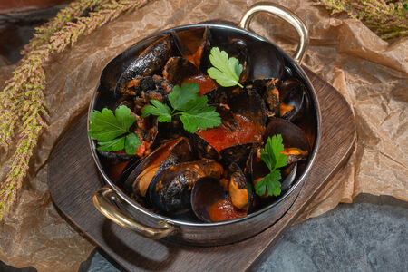 Кастрюля мидий в соусе из розовых томатов