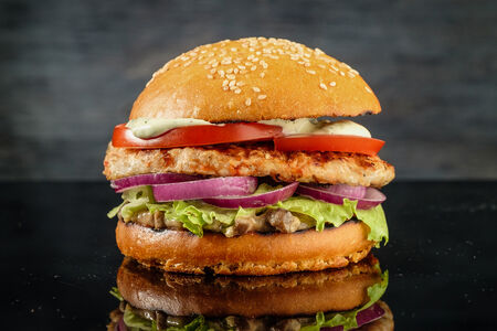 С куриной котлетой и грибным соусом