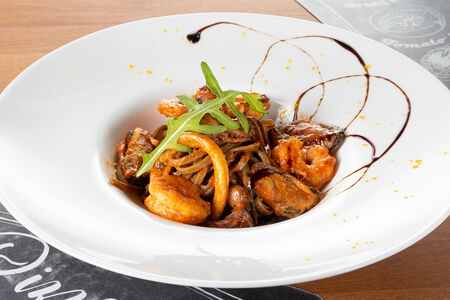 Паста Феттуччине с креветками в томатном соусе