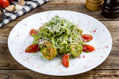 Тальятелле с соусом песто и креветками