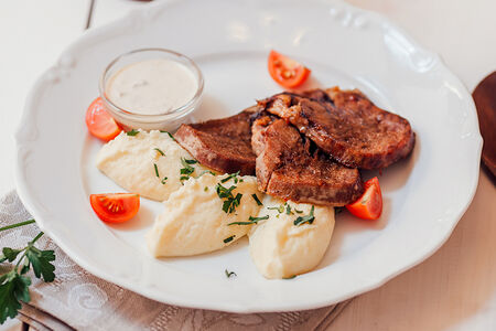 Жаренный на гриле говяжий язык