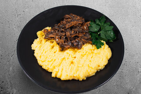 Картофельное пюре с грибами в сливочном соусе