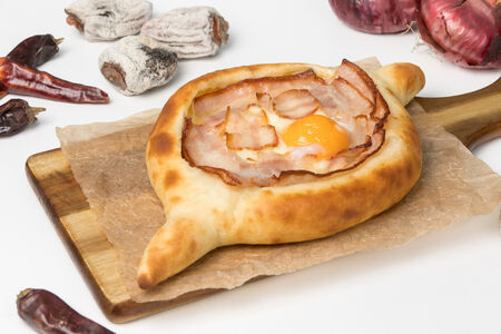 Хачапури по-аджарски с беконом