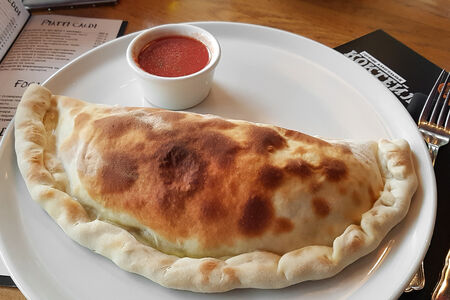 Кальцоне с артишоком и ветчиной