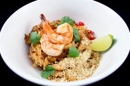 Лапша Пад тай с курицей и креветками