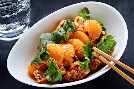 Хрустящие баклажаны с мандаринами и кинзой