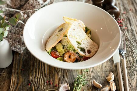 Салат Цезарь с креветками