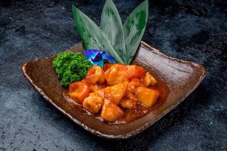 Креветки в кисло-сладком соусе с манго