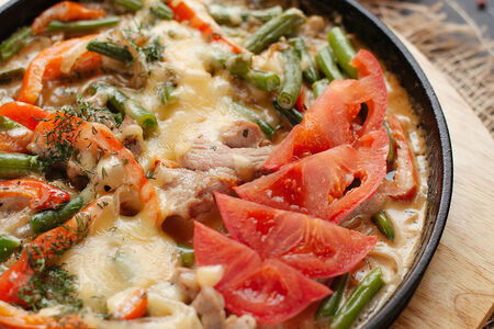 Шипящая сковородка с индейкой