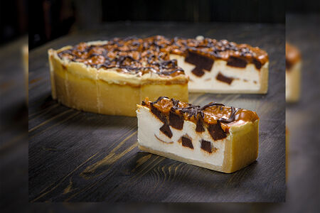 Чизкейк с брауни и карамелью