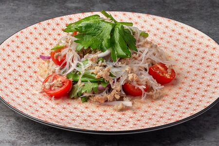 Салат со свининой и стеклянной лапшой ям вун сен му