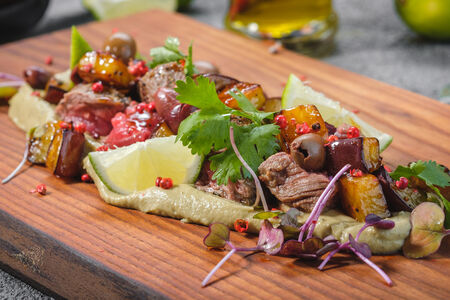 Говяжья вырезка с баклажанами