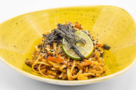 Вок с лапшой и свининой по-тайски