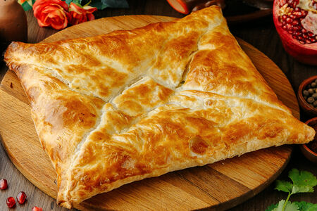 Хачапури из слоеного теста с сыром сулугуни