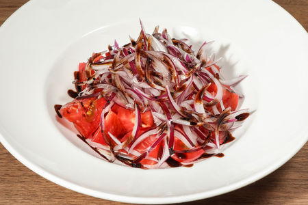Салат из розовых помидоров и красного лука