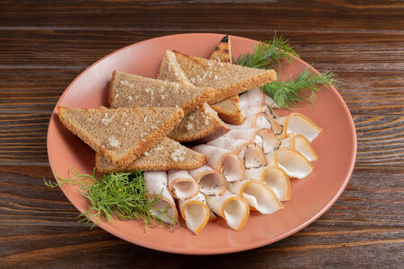 Два вида сала с хлебом