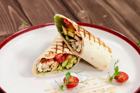 Ролл в тортилье с индейкой