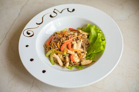 Соба с курицей и овощами