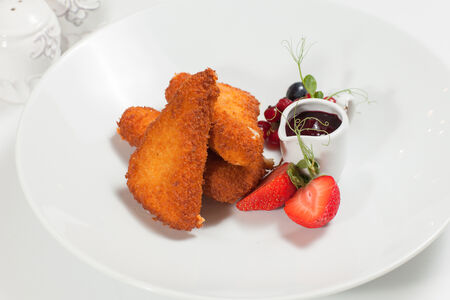 Жаренный в сухарях сулугуни