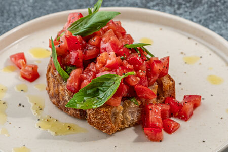 Брускетта Помодоро Базилико