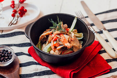 Куриная грудка с овощами и грибами в горшочке