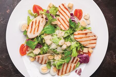 Салат Цезарь с курицей