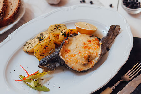 Форель речная под грибным жульеном с отварным картофелем