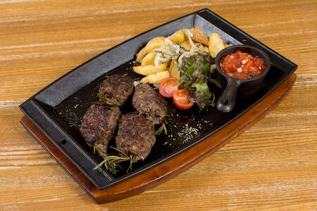 Бараний кебаб на ветках розмарина