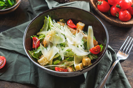 Салат Цезарь с курицей