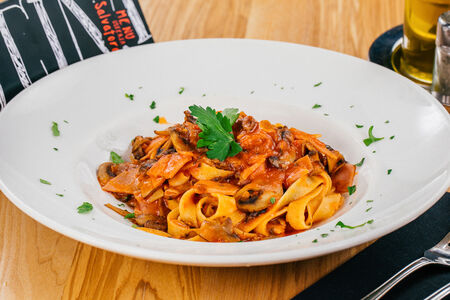 Тальятелле с ветчиной и шампиньонами