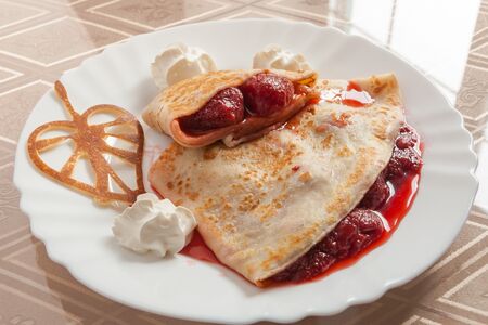 Блин с клубникой и мороженым