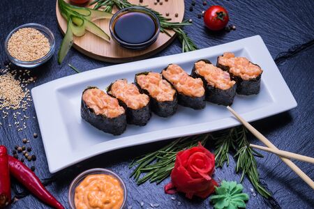 Гункан с лососем